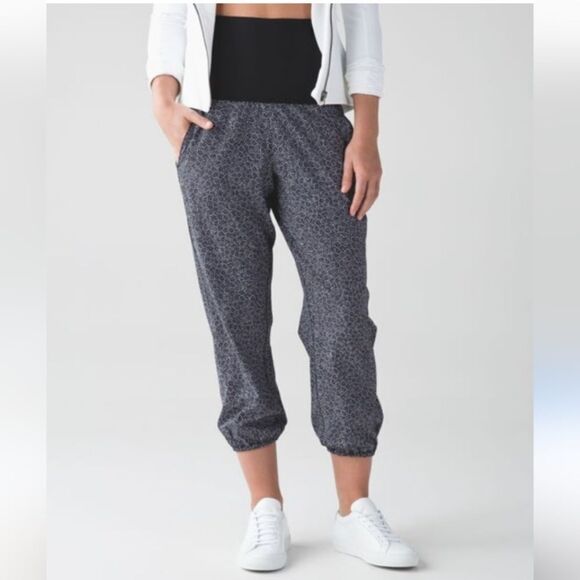 Lululemon Om Pant Black baggy with gathered hem cropped size 4 - Picture 9 of 11